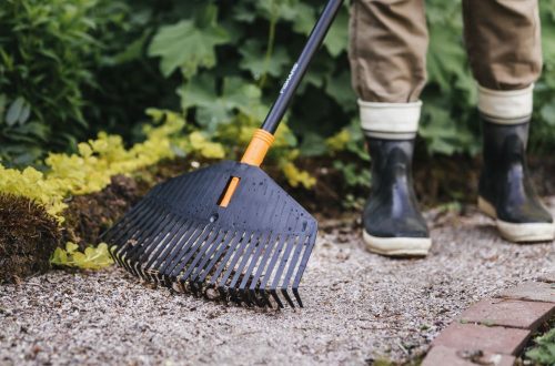 haravointia-Fiskars-Solid-lehtiharavalla haravointia-Fiskars-Solid-lehtiharavalla