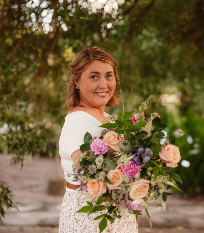 Johanna kimppu kädessä